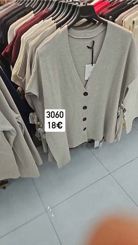 Upletovy svetrik s gombikmi a maslou 3060