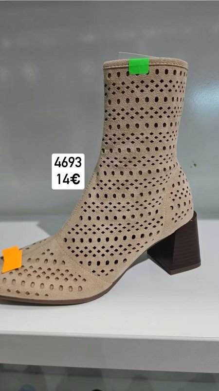 Dierkovane kotnikove cizmy na opätku 4693
