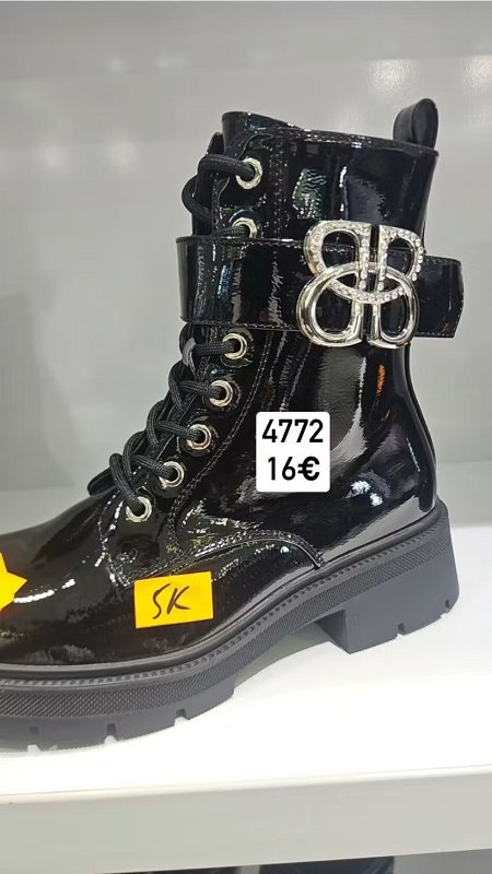 Cierne lakovane kotnikove cizmy na snurovanie BB 4772