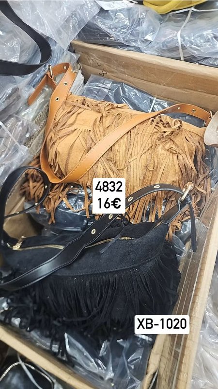 Crossbody kabelka so strapcami 4832