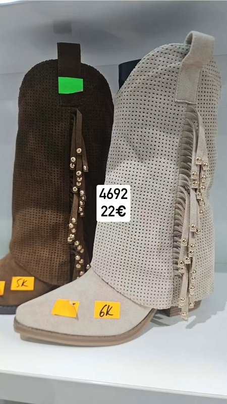 Semisove dierkovane cizmy na opätku so strapcami 4692